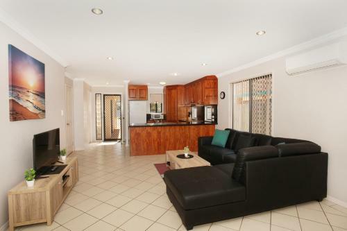 Oomoo 27 - Four Bedroom Townhouse - Close To Beaches!