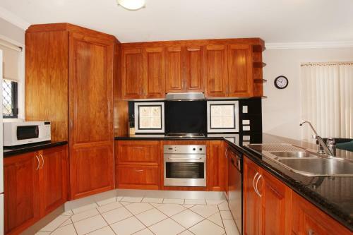 Oomoo 27 - Four Bedroom Townhouse - Close To Beaches!