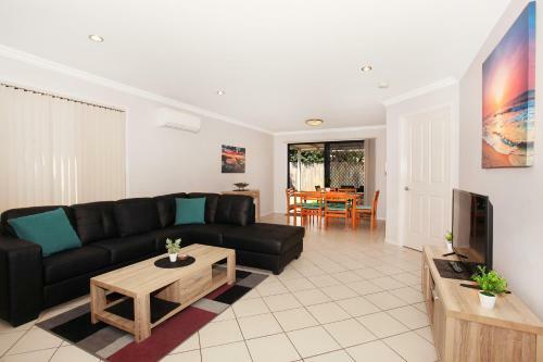 Oomoo 27 - Four Bedroom Townhouse - Close To Beaches!
