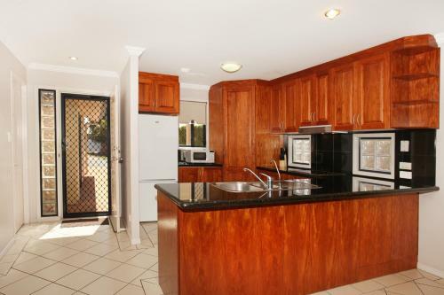 Oomoo 27 - Four Bedroom Townhouse - Close To Beaches!