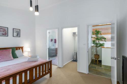 Stylish Renovated Home - Ocean Views - Fireplace