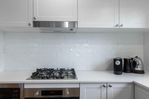 Stylish Renovated Home - Ocean Views - Fireplace