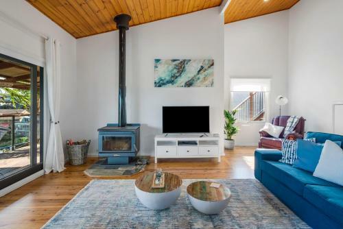 Stylish Renovated Home - Ocean Views - Fireplace