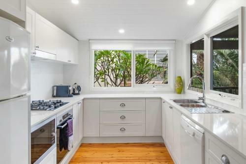 Stylish Renovated Home - Ocean Views - Fireplace