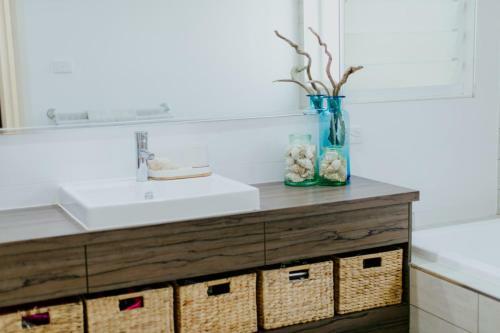 The Lake House - With Swimming Pool