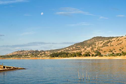 Hotel Lake Hume Resort