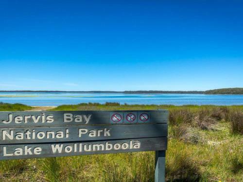 Bellevue - Overlooking Serene Lake Woolumboola