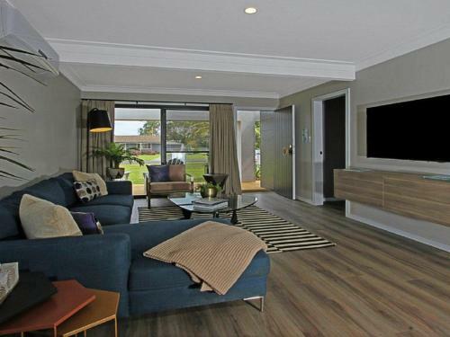 Shady Palms - Modern Beach House With Studio