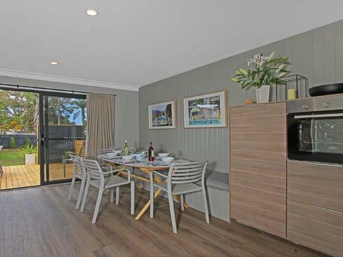 Shady Palms - Modern Beach House With Studio