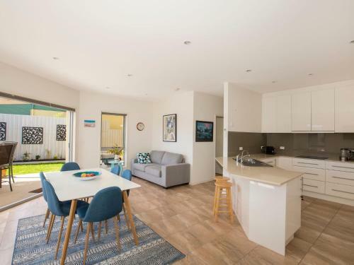 Thalassa I Pet Friendly I 2 Mins Walk To Beach
