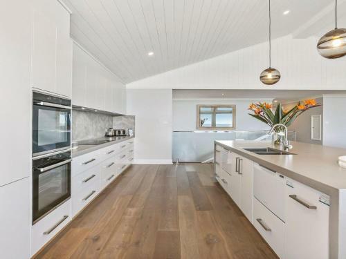 Dayz Dreamin - Pool, Gas Fireplace And Beachfront