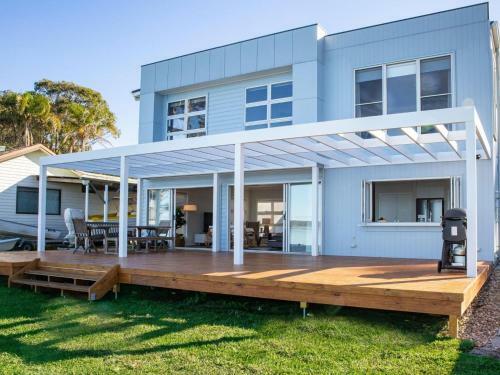 Tranquility Absolute Waterfront - Pet Friendly - 10 Mins To Hyams Beach