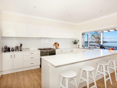 Tranquility Absolute Waterfront - Pet Friendly - 10 Mins To Hyams Beach