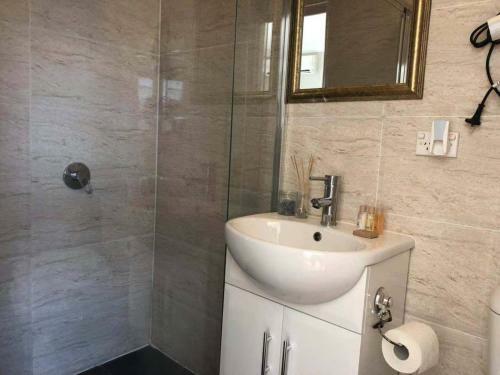 Traveler's Affordable Studio Unit (Beverly Hills)