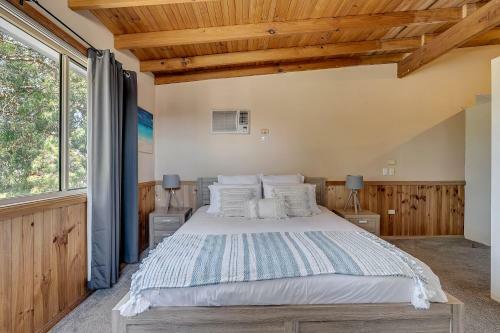 Quiet 4-bedroom House // Private Pool & Fireplace