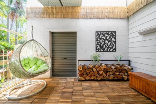 Quiet 4-bedroom House // Private Pool & Fireplace