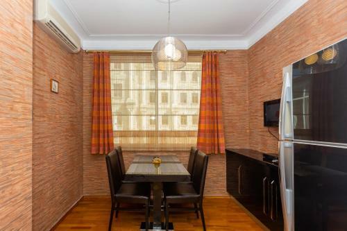 Azneft Square Flame Towers View Apartment