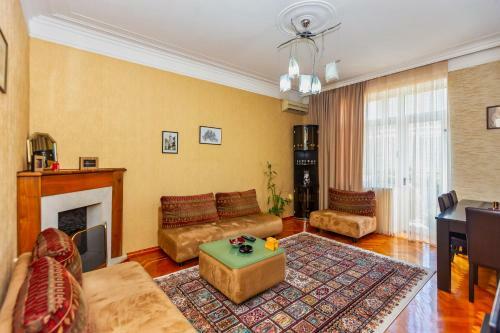 Azneft Square Flame Towers View Apartment