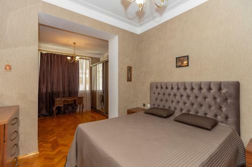 Azneft Square Flame Towers View Apartment