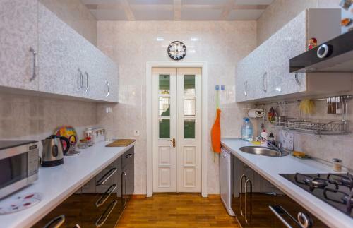 Azneft Square Flame Towers View Apartment