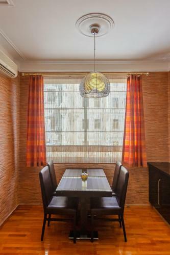 Azneft Square Flame Towers View Apartment