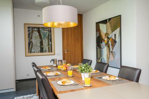 Luxury Apartment In Beautiful Neighborhood