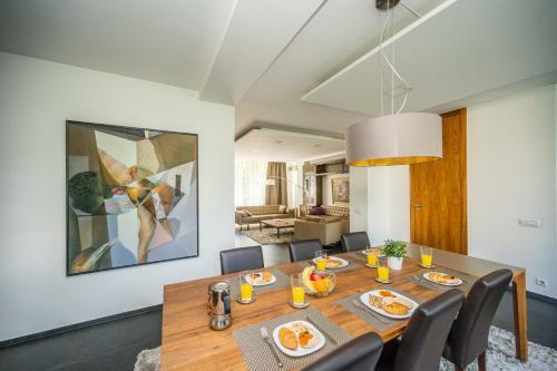 Luxury Apartment In Beautiful Neighborhood