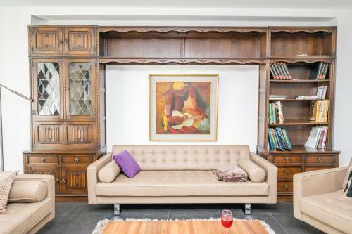 Luxury Apartment In Beautiful Neighborhood