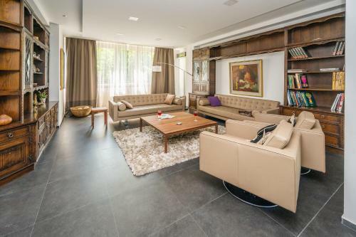 Luxury Apartment In Beautiful Neighborhood