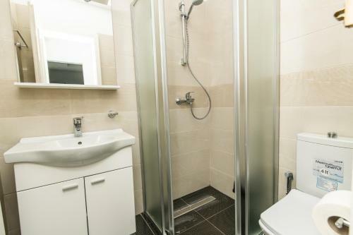 150sqm Apartment With 4 Units! Great For Groups