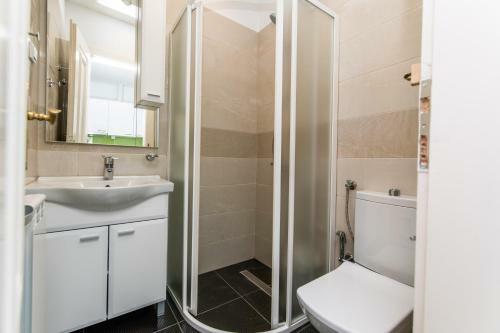 150sqm Apartment With 4 Units! Great For Groups