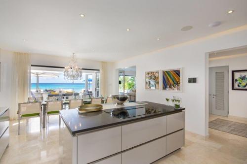 Fitts Villa Sleeps 10 With Pool And Air Con