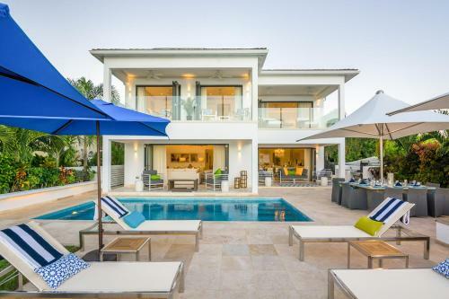 Fitts Villa Sleeps 10 With Pool And Air Con