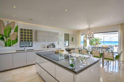 Fitts Villa Sleeps 10 With Pool And Air Con