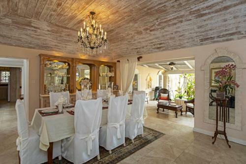Holders Villa Sleeps 8 With Pool And Air Con
