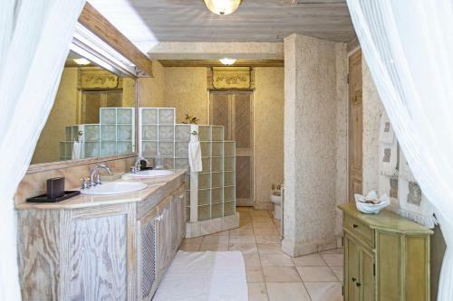 Holders Villa Sleeps 8 With Pool And Air Con