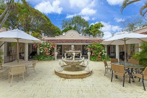 Holders Villa Sleeps 8 With Pool And Air Con