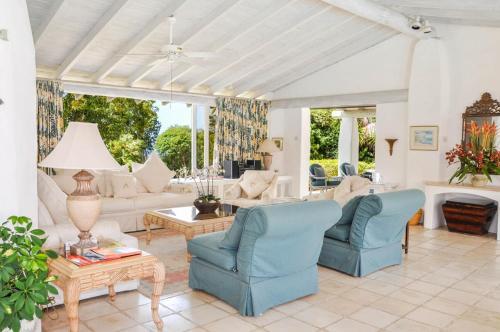 Villa In Holders Sleeps 10 With Pool And Air Con