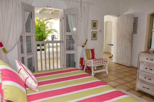 Villa In Holders Sleeps 10 With Pool And Air Con