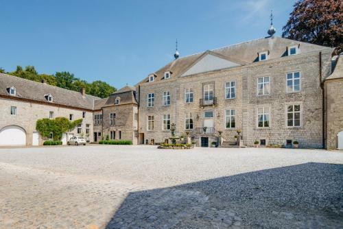 Halloy Chateau Sleeps 35 Wifi
