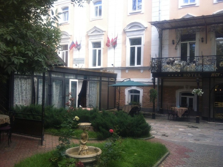 Hotel East West