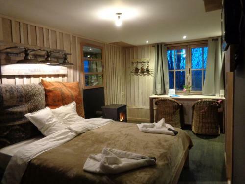 Enticing Holiday Home In Heyd Durbuy With Swimming Pool