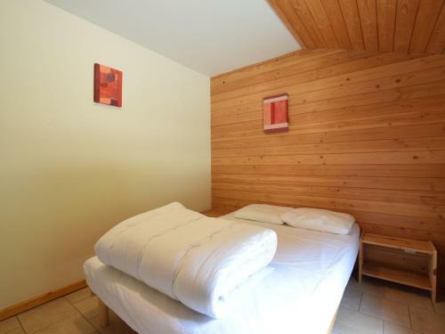 Cosy Holiday Home In Rendeux With Jacuzzi