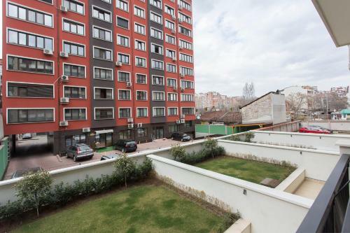 Modern And Bright Apartments Near Center - Free Parking