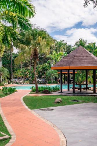 Apartamentos Rimbun Suites & Residences