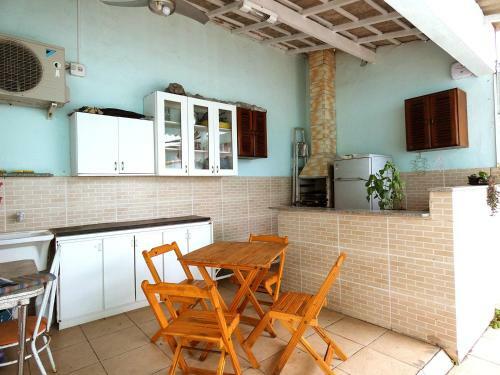 Quarto Com Wifi A 4 Min A P� Da Praia Em Bertioga