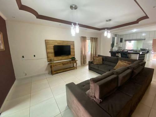 Aj House - Casa de 4 Quartos C/ �rea de Churrasco.