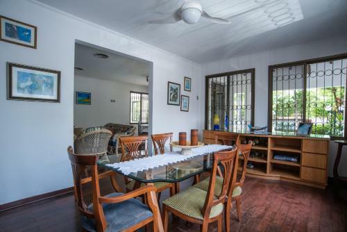 Casa Grande E Iluminada Com Piscina No Guaruj�