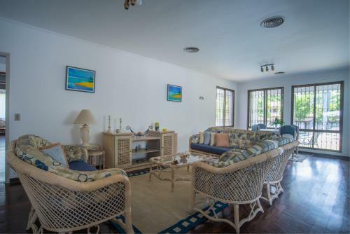 Casa Grande E Iluminada Com Piscina No Guaruj�