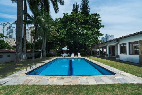 Casa Grande E Iluminada Com Piscina No Guaruj�